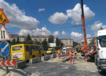Нижній шар асфальту встелили на дамбі тернопільського ставу