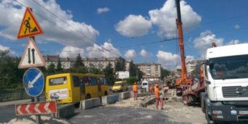 Нижній шар асфальту встелили на дамбі тернопільського ставу