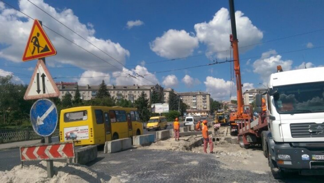 Нижній шар асфальту встелили на дамбі тернопільського ставу