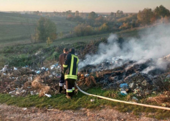 На Тернопільщині горіло стихійне сміттєзвалище