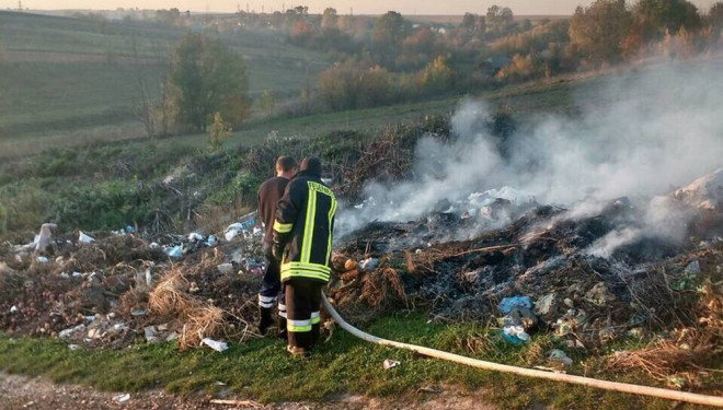 На Тернопільщині горіло стихійне сміттєзвалище