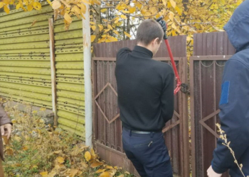 Як тернопільські муніципали забрали незаконну браму