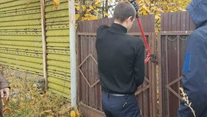 Як тернопільські муніципали забрали незаконну браму