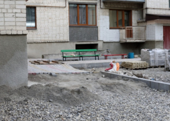 Майже у центрі Тернополя ремонтують ще один двір