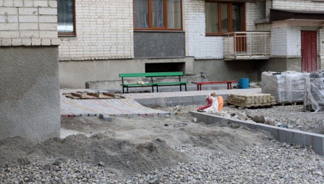 Майже у центрі Тернополя ремонтують ще один двір
