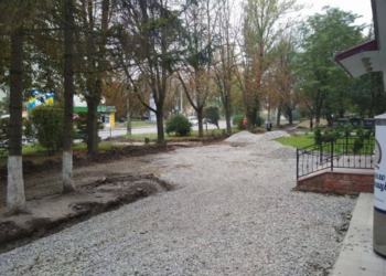 На “Східному” у Тернополі ремонтують тротуар (фотофакт)