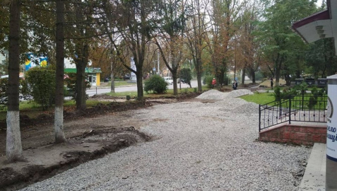 На “Східному” у Тернополі ремонтують тротуар (фотофакт)