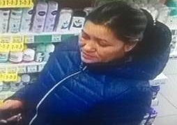 Розшукують жінку, яка вкрала косметику (фото)