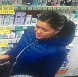 Розшукують жінку, яка вкрала косметику (фото)