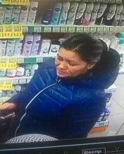 Розшукують жінку, яка вкрала косметику (фото)