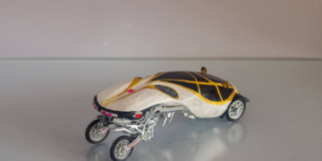 Тернопільський скульптор створив жартівливий автомобіль “антиколорад”