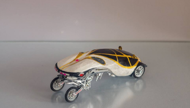 Тернопільський скульптор створив жартівливий автомобіль “антиколорад”