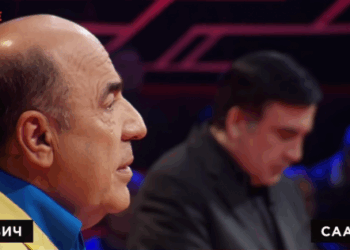 Рабінович передав Саакашвілі галстук під час прем’єри шоу “Український формат” на NewsOne