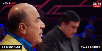 Рабінович передав Саакашвілі галстук під час прем’єри шоу “Український формат” на NewsOne