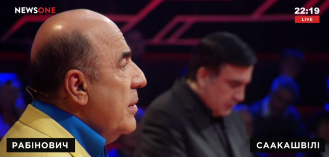 Рабінович передав Саакашвілі галстук під час прем’єри шоу “Український формат” на NewsOne