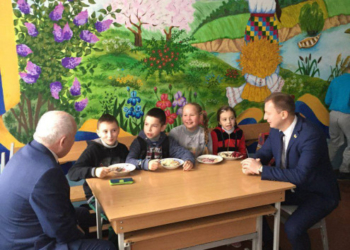 Степан Кубів і Степан Барна пообідали разом з учнями у шкільній їдальні (фото)