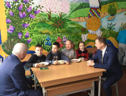 Степан Кубів і Степан Барна пообідали разом з учнями у шкільній їдальні (фото)