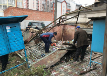 У Тернополі розпиляли стару споруду (фотофакт)