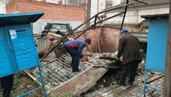 У Тернополі розпиляли стару споруду (фотофакт)