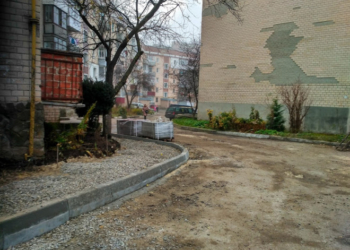 На вулиці Галицькій облаштовують тротуар