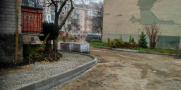 На вулиці Галицькій облаштовують тротуар