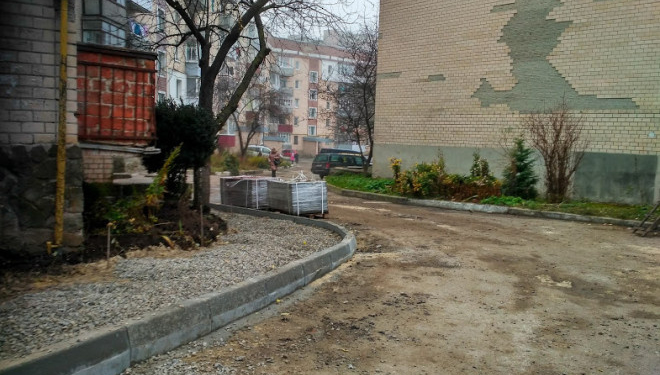 На вулиці Галицькій облаштовують тротуар