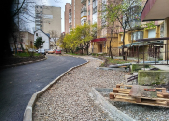 На вулиці Крушельницької встановили нові бордюри та обмежувачі руху