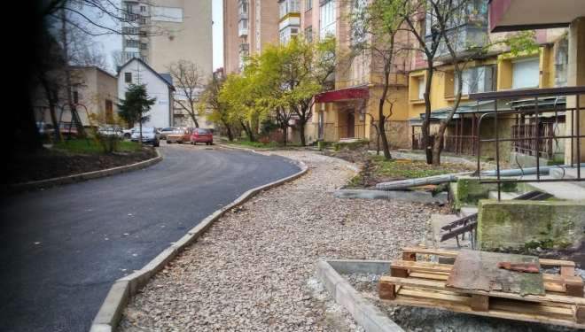 На вулиці Крушельницької встановили нові бордюри та обмежувачі руху