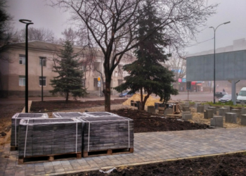 Ліхтарі та пішохідні доріжки з’явились у сквері поблизу площі Героїв Євромайдану