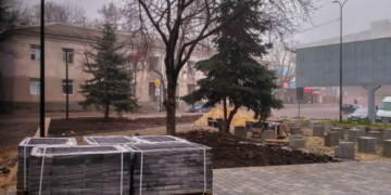 Ліхтарі та пішохідні доріжки з’явились у сквері поблизу площі Героїв Євромайдану