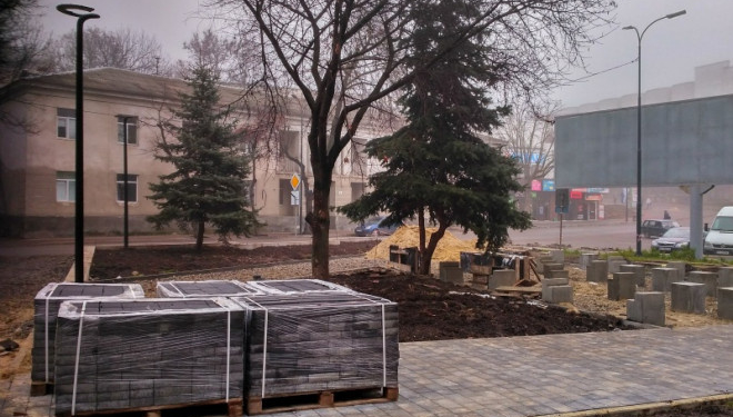 Ліхтарі та пішохідні доріжки з’явились у сквері поблизу площі Героїв Євромайдану