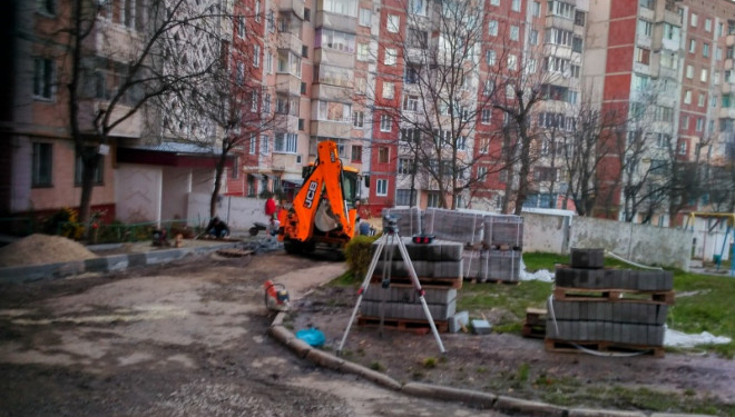 Як у Тернополі розпочали ремонт ще одного двору (фотофакт)