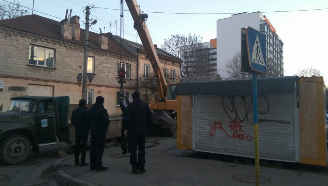 Як з Нового світу у Тернополі “буду” забирали (фотофакт)