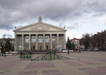 У Тернополі почали встановлювати новорічну ялинку