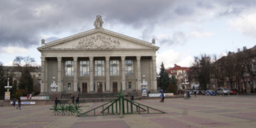 У Тернополі почали встановлювати новорічну ялинку