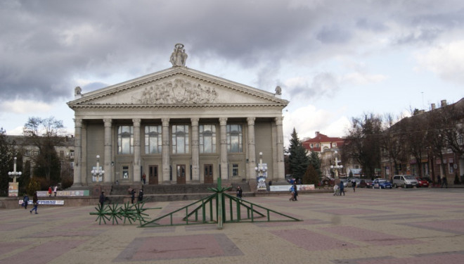 У Тернополі почали встановлювати новорічну ялинку