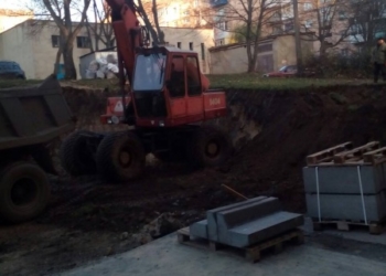 У Тернополі на проспекті Злуки ремонтують двір