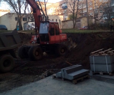 У Тернополі на проспекті Злуки ремонтують двір