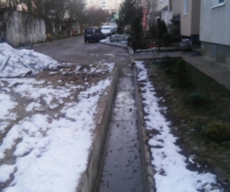 У Кутківцях почали ремонтувати водовідведення