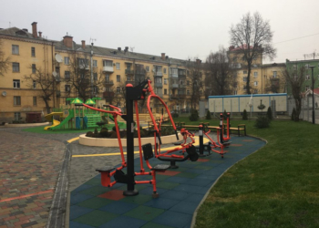 Дирекція школи у Тернополі подякувала Ігорю Гуді за вуличні тренажери
