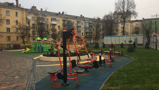 Дирекція школи у Тернополі подякувала Ігорю Гуді за вуличні тренажери