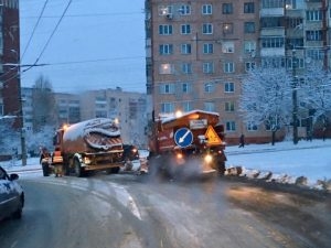 Комунальники прибирають центральні дороги міста, а чи прибирають ОСББ і ЖЕКи свої двори?