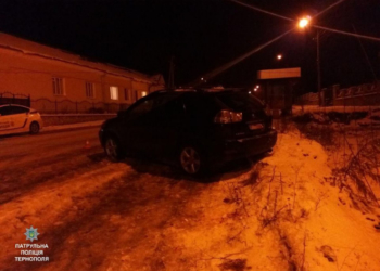У Тернополі в подружжя, яке чекало маршрутку, врізався автомобіль