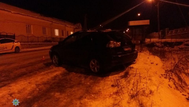 У Тернополі в подружжя, яке чекало маршрутку, врізався автомобіль