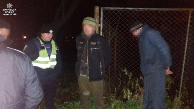 Вранці у центрі Тернополя несли крадену огорожу (фото)