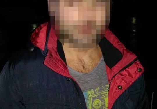 Водія, який мав зброю та нелегально перебував в Україні, затримали поліцейські