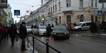 У центрі Тернополя на Руській знову ДТП: машини стоять на сотні метрів