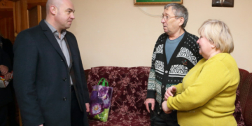 Потребуючим тернополянам вручили продуктові набори та речі першої необхідності