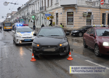 У Тернополі під колеса потрапила дівчина