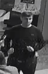 Розшукують чоловіків, які обікрали жінку в “Оскарі” (фото, відео)